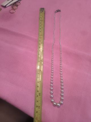 Collar de perlas con broche plateado