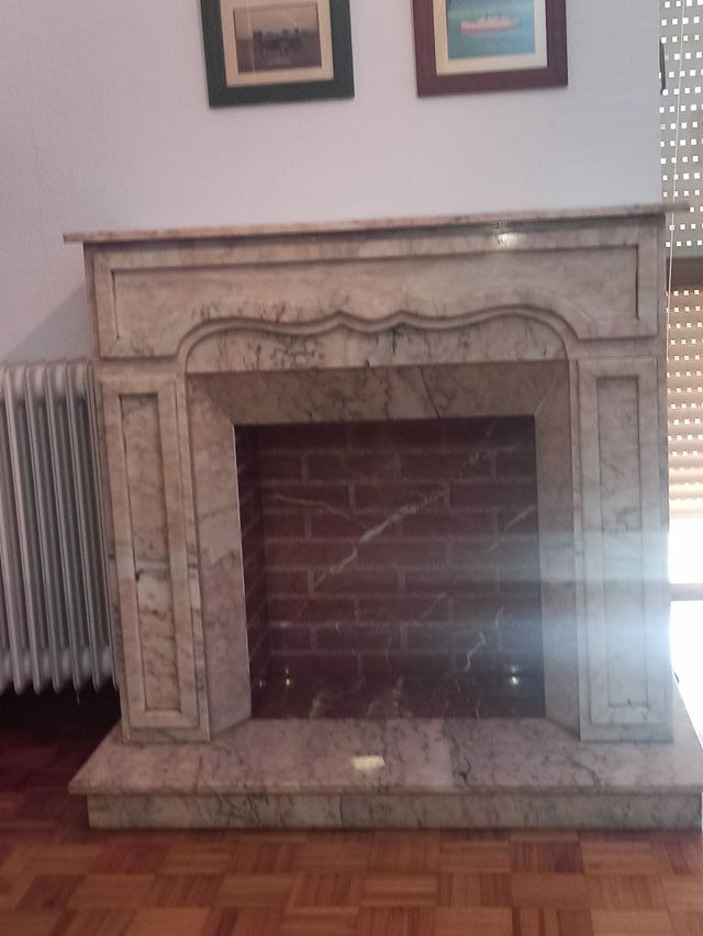 Chimenea decorativa de mármol