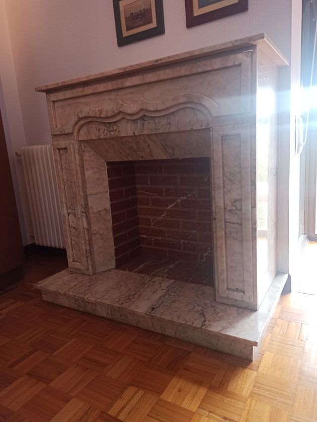 Chimenea decorativa de mármol