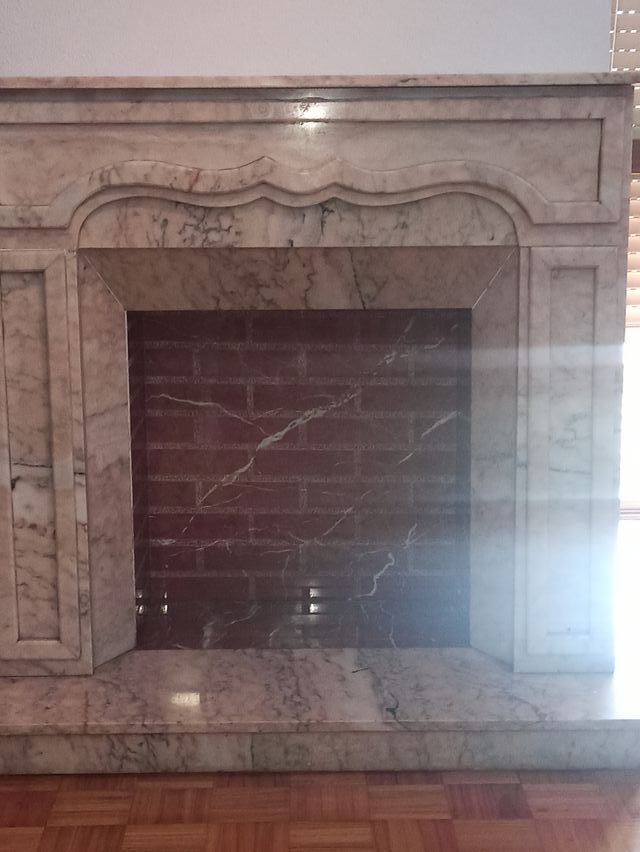 Chimenea decorativa de mármol