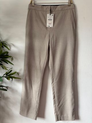 Pantalon beige claro de Zara. Talla L. Nuevo.