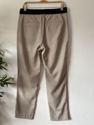 Pantalon beige claro de Zara. Talla L. Nuevo.