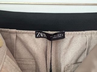 Pantalon beige claro de Zara. Talla L. Nuevo.