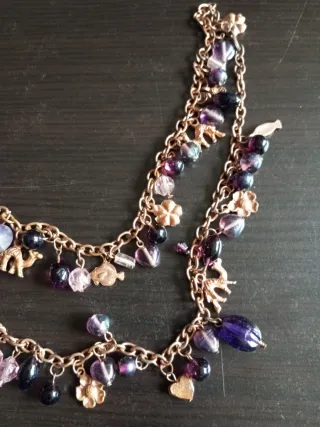 Collar cobrizo con dijes morados