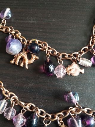 Collar cobrizo con dijes morados