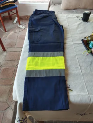 Pantalón de trabajo azul con detalles reflectantes