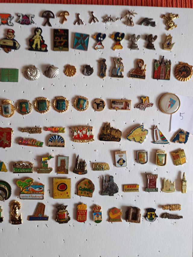 Lote 85 pines coleccionables