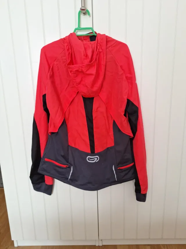 Cortavientos deportivo Kalenji rojo y azul