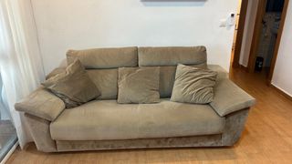 Sofá beige de tela y terciopelo