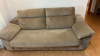 Sofá beige de tela y terciopelo