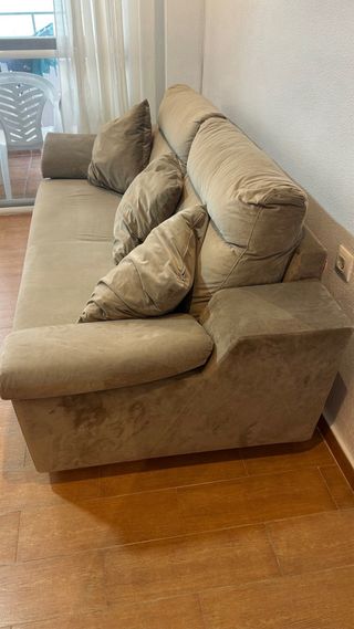 Sofá beige de tela y terciopelo