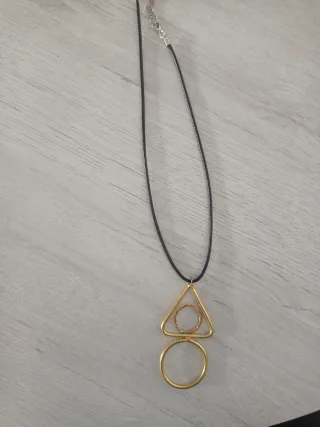 Colgante geométrico dorado y plateado