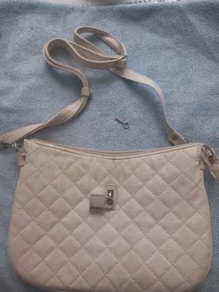 Bolso piel beige acolchado con cierre