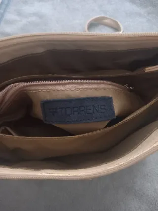 Bolso piel beige acolchado con cierre