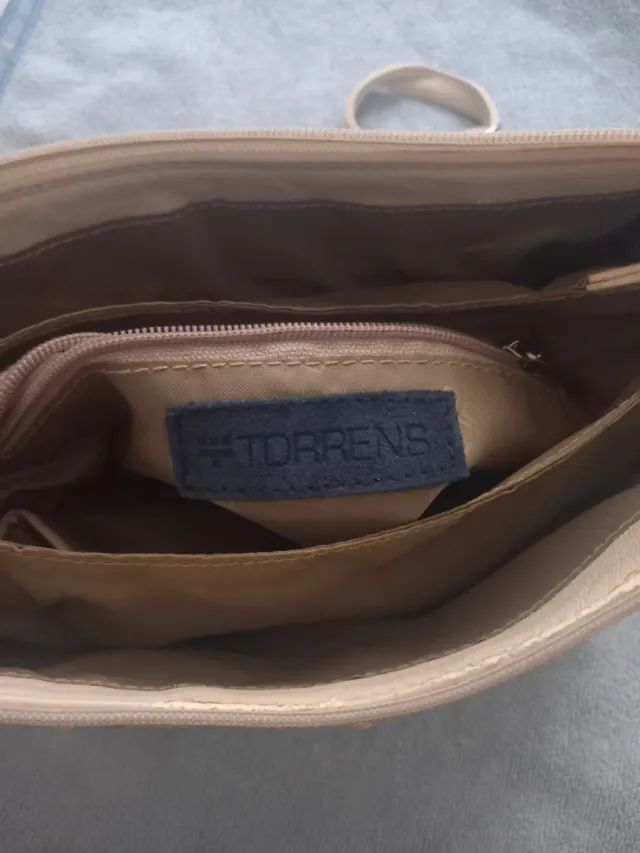 Bolso piel beige acolchado con cierre