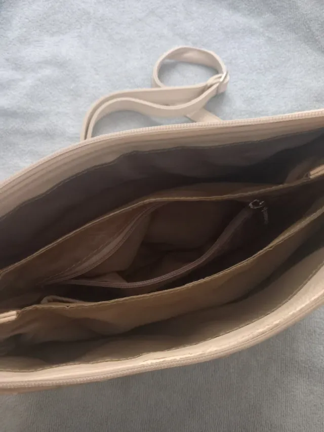 Bolso piel beige acolchado con cierre
