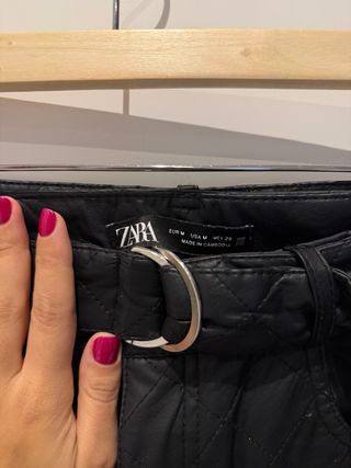 Pantalón polipiel Zara negro
