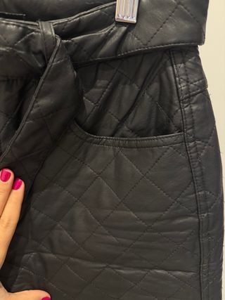 Pantalón polipiel Zara negro