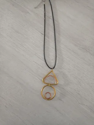 Colgante geométrico dorado y plateado