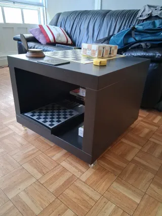 Mesa auxiliar con ruedas
