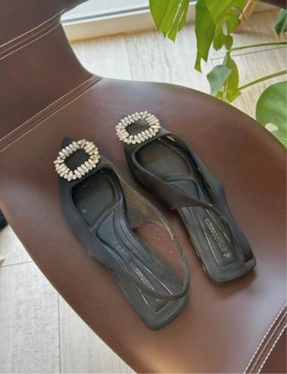 Zapatos destalonados negros con joya
