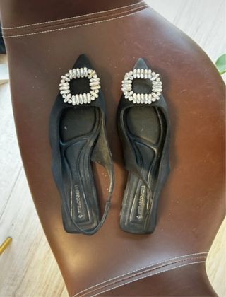 Zapatos destalonados negros con joya