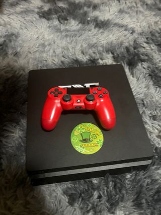 PS4 (PlayStation 4) con mando rojo