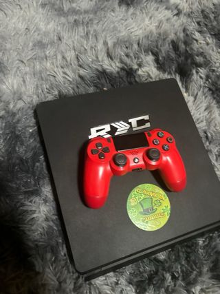 PS4 (PlayStation 4) con mando rojo