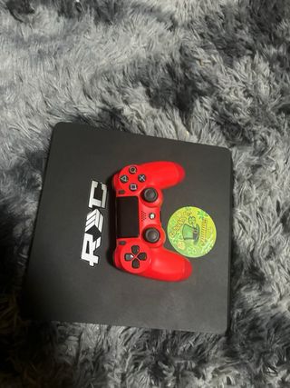 PS4 (PlayStation 4) con mando rojo