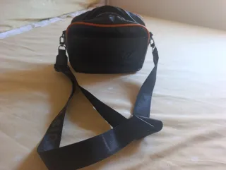 Bolso bandolera negro y naranja