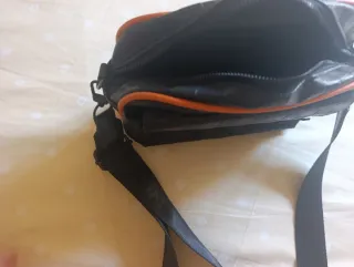 Bolso bandolera negro y naranja
