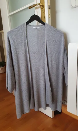 Chaqueta tipo kimono gris claro, talla unica.