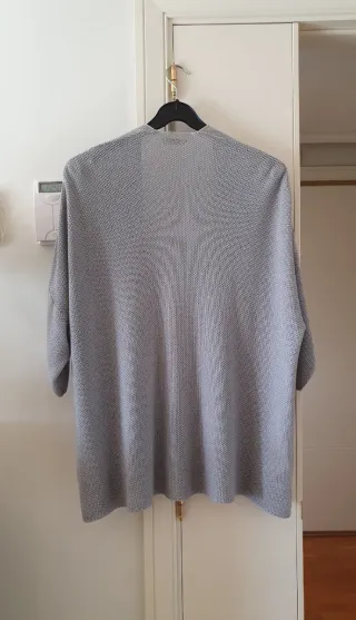 Chaqueta tipo kimono gris claro, talla unica.