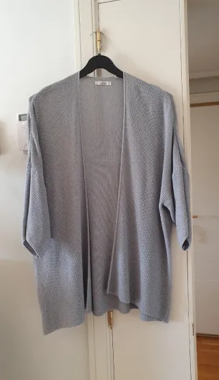 Chaqueta tipo kimono gris claro, talla unica.