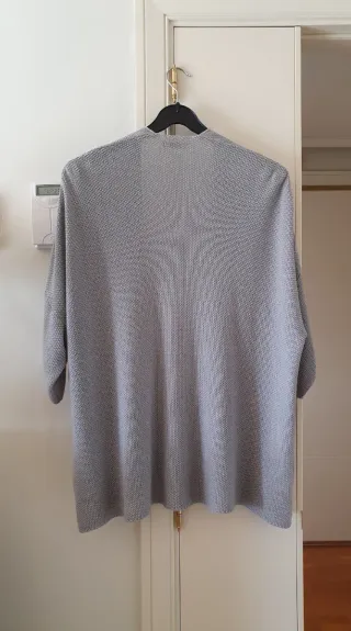 Chaqueta tipo kimono gris claro, talla unica.