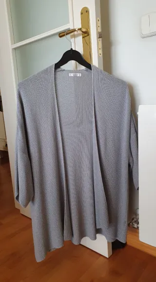 Chaqueta tipo kimono gris claro, talla unica.
