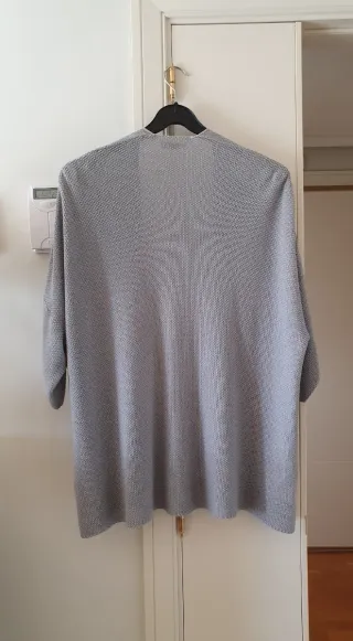 Chaqueta tipo kimono gris claro, talla unica.