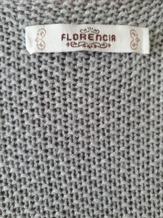 Chaqueta tipo kimono gris claro, talla unica.