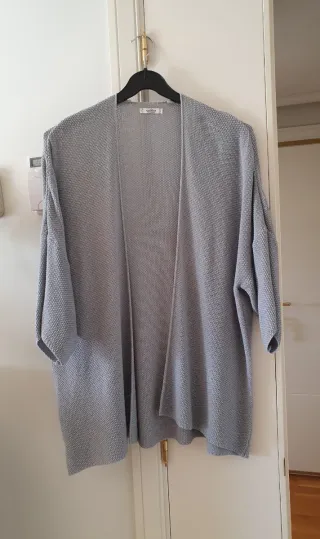 Chaqueta tipo kimono gris claro, talla unica.