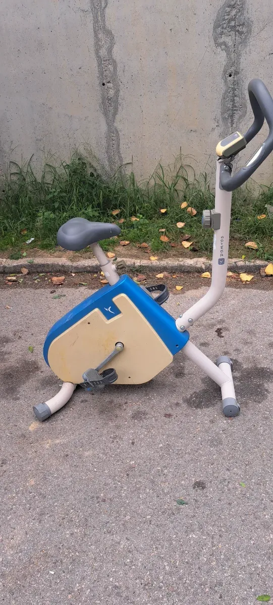 Bicicleta estática azul y beige