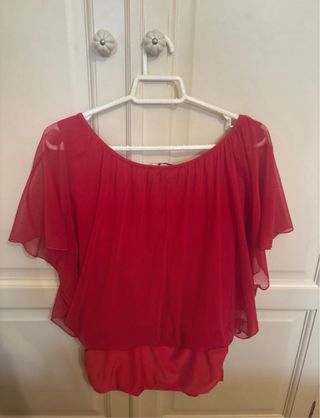 Blusa roja arreglada