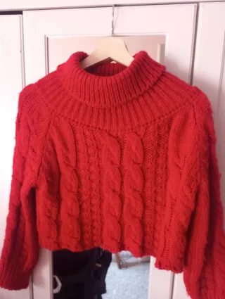 Jersey corto rojo cuello alto trenzado