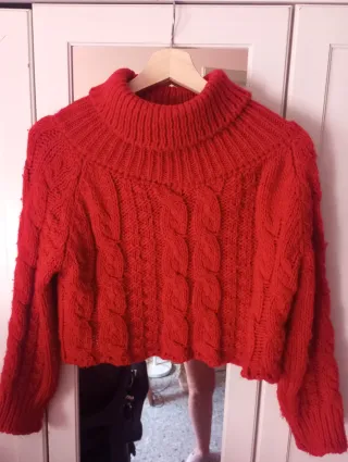 Jersey corto rojo cuello alto trenzado