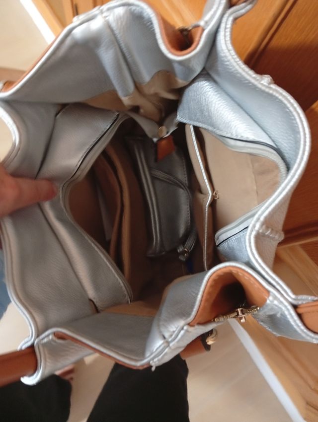 Bolso plateado con asas marrones