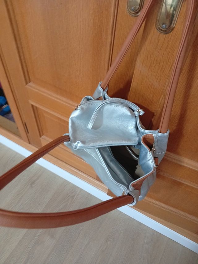 Bolso plateado con asas marrones
