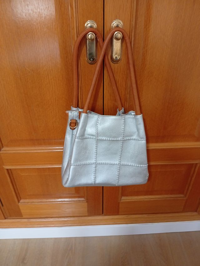 Bolso plateado con asas marrones