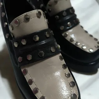 Zapatos de tacón con tachuelas