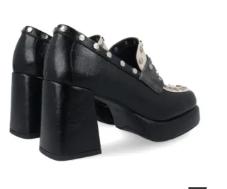Zapatos de tacón con tachuelas