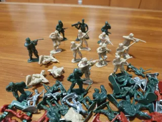 Soldatini in plastica di varie dimensioni