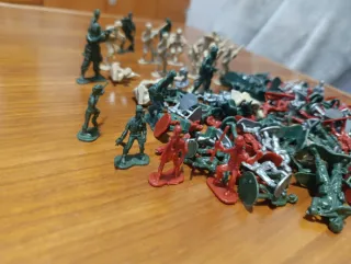 Soldatini in plastica di varie dimensioni